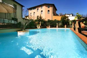 The swimming pool at or close to Albergo Del Chianti