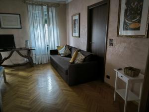 a living room with a couch and a table at Residenza Vernato in Biella