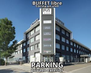 un edificio con una señal de estacionamiento delante de él en Hotel Luze El Villa, en Castejón