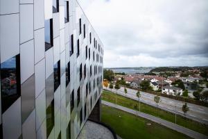 een hoog gebouw met uitzicht op een stad bij Clarion Hotel Energy in Stavanger