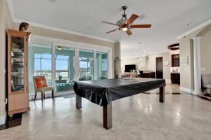 Un comedor con una mesa y un ventilador de techo. en The Blue Horizon Estate, en Edgewater