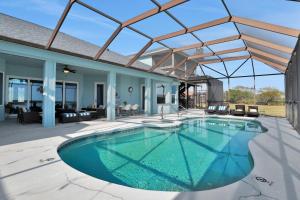 una piscina cubierta con techo de cristal en una casa en The Blue Horizon Estate, en Edgewater