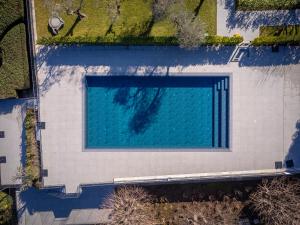 Alex's Luxury Lake View Apt Pool and Tennis内部或周边的泳池