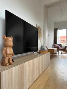 Televisyen dan/atau pusat hiburan di Leyla's Apartment