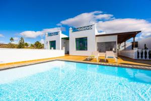 Basen w obiekcie Villa Sol Y Mar lub w pobliżu