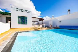 Basen w obiekcie Villa Sol Y Mar lub w pobliżu