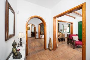 przedpokój z lustrem i salon w obiekcie Villa Sol Y Mar w mieście Yaiza