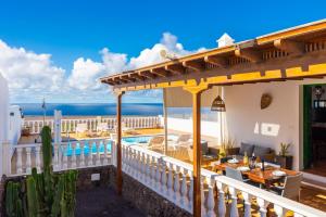 willa z basenem i ośrodkiem w obiekcie Villa Sol Y Mar w mieście Yaiza