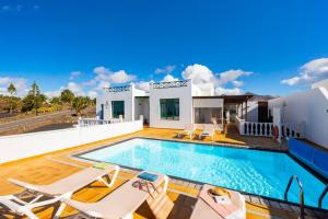 Basen w obiekcie Villa Sol Y Mar lub w pobliżu