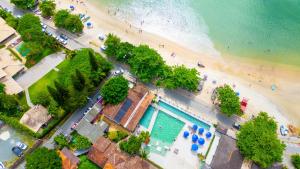 ペーニャにあるHotel Pé na Areiaのビーチとスイミングプールの景色を望めます。