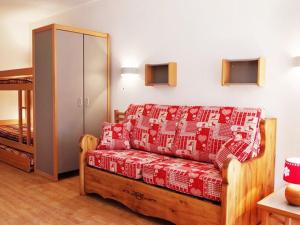 a living room with a couch and a bed at Studio 4 pers centre-ville avec WiFi, parking et animaux acceptés - FR-1-512-234 in Brides-les-Bains