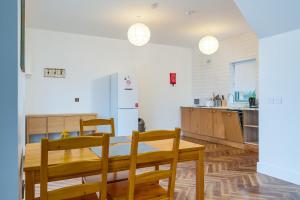 Kuchyň nebo kuchyňský kout v ubytování Beautiful 3 Bed House, Sleeps 5 - No 4 Lyrath