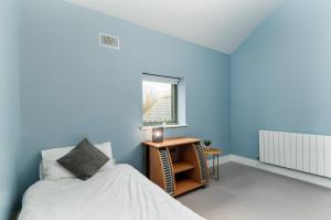Postel nebo postele na pokoji v ubytování Beautiful 3 Bed House, Sleeps 5 - No 4 Lyrath