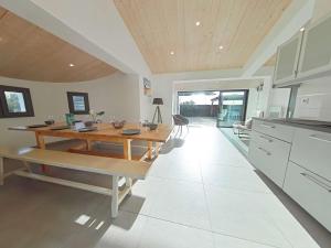 Kuchyňa alebo kuchynka v ubytovaní Maison familiale 10 pers, annexe, plage 250m, wifi, parking, jardin clos, terrasse avec pergola - FR-1-224B-163