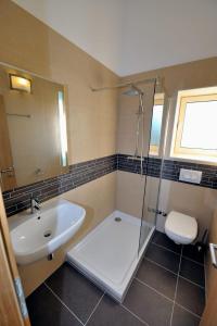 Kúpeľňa v ubytovaní Nautilus-Bay Steinhaus im Dorf von Zavala für 2-7 Personen, 3 Schlafzimmer