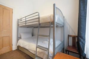 レッドカーにあるNEW! 5BR in Queen Streetの部屋に二段ベッドがいくつかある