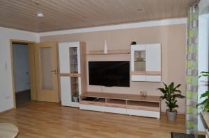 ein Wohnzimmer mit einem Flachbild-TV an der Wand in der Unterkunft Ferienwohnung Gabler in Landsberg am Lech