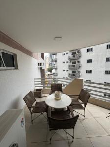 a room with a table and chairs on a balcony at COP 30 - Apartamento Amplo in Belém