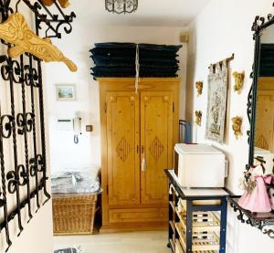 Habitación con armario de madera y microondas. en Ferienwohnung Löster, en Bernau am Chiemsee