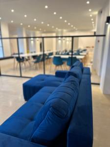 eine Reihe blauer Sofas in einem Zimmer in der Unterkunft Olympian Altis Hotel in Olympia