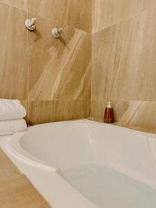 Koupelna v ubytování Suite monoambiente con aire y bañera