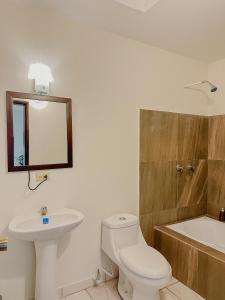 Koupelna v ubytování Suite monoambiente con aire y bañera