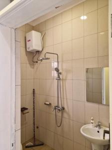 ein Badezimmer mit Dusche und Waschbecken in der Unterkunft Kyanja Luxury Suites in Kampala + 22 Fotos