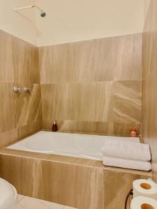Koupelna v ubytování Suite monoambiente con aire y bañera