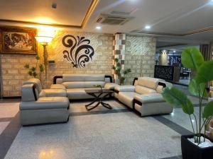 un ampio soggiorno con divani e un tavolo di SG - AA Hotel ad Abuja
