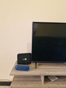 einen Flachbild-TV auf einem Tisch in der Unterkunft Kyanja Luxury Suites in Kampala