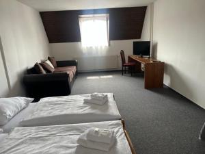 Rúm í herbergi á Nobiles hotel Šternberk