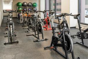 Fitness centrum a/nebo fitness zařízení v ubytování The Capital Suites Hotel