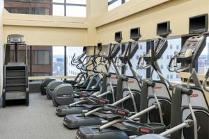 Fitness centrum a/nebo fitness zařízení v ubytování The Capital Suites Hotel