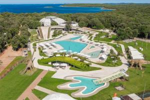 Bazén v ubytovaní Camping Homes Mon Perin alebo v jeho blízkosti