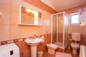 Koupelna v ubytování Apartments Lorena B + 31 fotografií