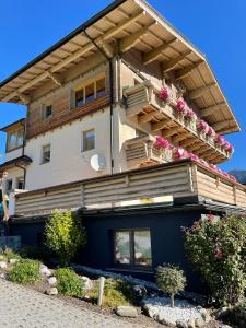 a house with flower boxes on the side of it at Kössler, Appartementhaus in Bad Hofgastein