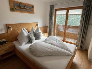 a bedroom with two beds and a window at Kössler, Appartementhaus in Bad Hofgastein