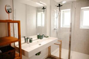 Ένα μπάνιο στο Superbe maison pour 6 à 500 m de la mer +8 φωτογραφίες