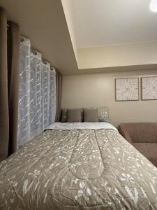 una camera da letto con un letto grande in una stanza di MJ Modern Minimalist Studio Unit a Cagayan de Oro