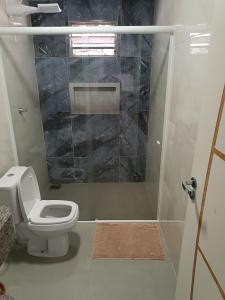 フォス・ド・イグアスにあるSuite Amorim 3のトイレとシャワー付きのバスルーム