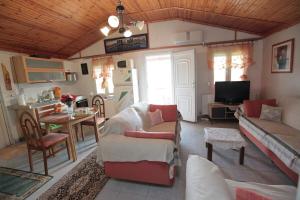 Μια τηλεόραση ή/και κέντρο ψυχαγωγίας στο Georgia's Summer Apartment