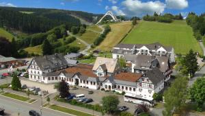 an aerial view of a large house in a village at Vakantiehotel Der Brabander in Winterberg
