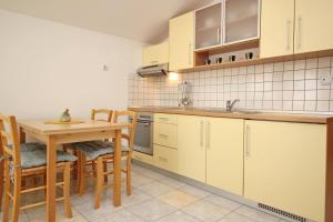 Kuchyňa alebo kuchynka v ubytovaní Apartments Knezevic + 20 fotografií