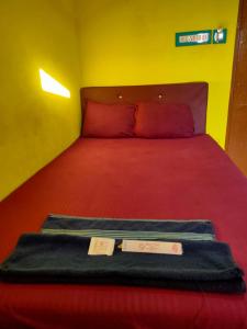 sypialnia z łóżkiem z dwoma plakietkami cenowymi w obiekcie Hotel svr w mieście Padmalābhpur