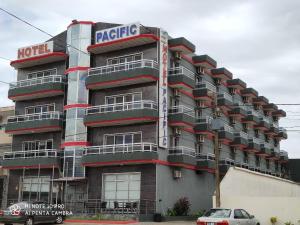 纳卡拉Hotel Pacific, Lda的一边有标志的酒店