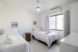 Una cama o camas en una habitación de BK64 - Próx Calçadão, 2 Dorm Climatizados