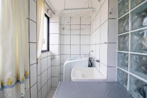 Un baño de BK64 - Próx Calçadão, 2 Dorm Climatizados 44 fotos más