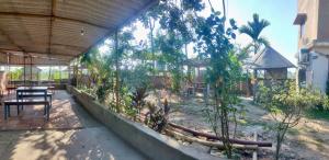 patio ze stołem, krzesłami i drzewami w obiekcie Hotel svr w mieście Padmalābhpur
