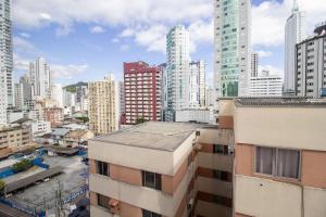 Una vista general de Balneario Camboriú o una vista desde la ciudad tomada desde el departamento