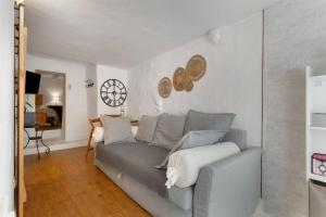 ein Wohnzimmer mit einer grauen Couch und einem Tisch in der Unterkunft Mi Candela in Valleseco